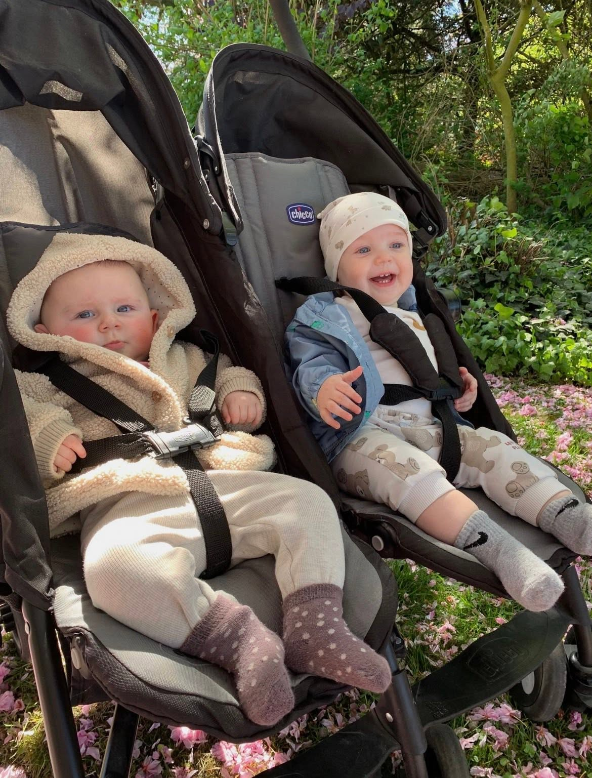 Twee baby's samen in de dubbele buggy tijdens een wandeling