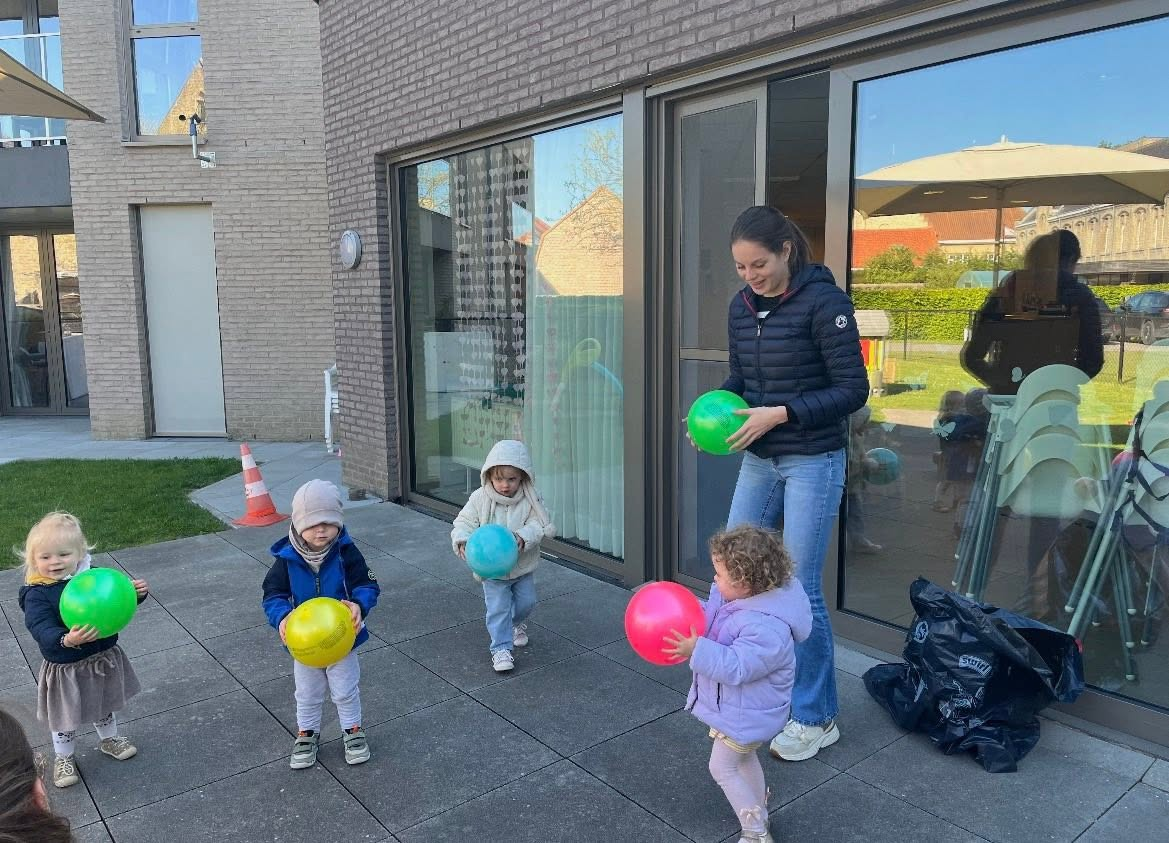 Peuters spelen met ballen op het buitenterras